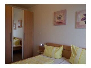 Schlafzimmer mit Schrank in der Ferienwohnung Inselblume 03 auf Fehmarn
