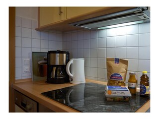 Küche mit Deko in der Ferienwohnung Inselblume 03 auf Fehmarn