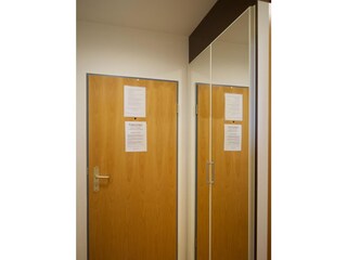 Eingangstür und großer Schrank in der Ferienwohnung Inselblume 03 auf Fehmarn