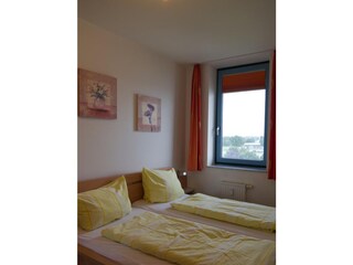 Doppelbett im Schlafzimmer der Ferienwohnung Inselblume 03 auf Fehmarn