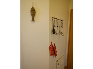 Küchenutensilien an der Wand der Küche in der Ferienwohnung Inselblume 03 auf Fehmarn