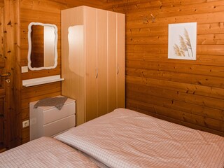 Schlafzimmer mit Kleiderschrank