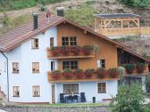 Außenansicht mit Terrasse und Gästepavillon