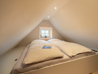 Im Spitzboden kann man die Zeit auf dem Tagesbett zum relaxen nutzen.