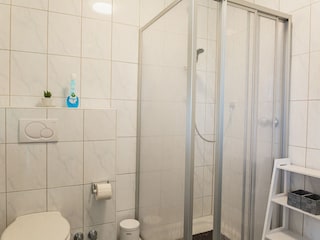 Badezimmer mit Fenster