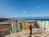 Balkon mit Blick auf das Meer und die Altstadt