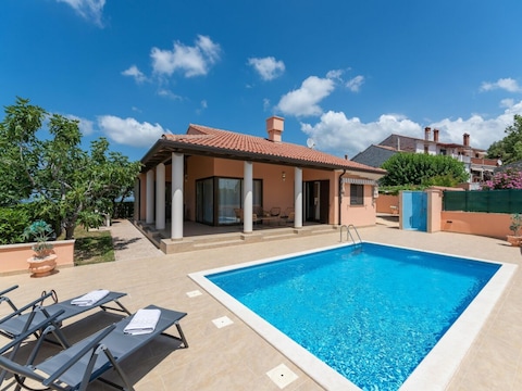 Ferienhaus Stilvolle Villa in Buje mit Außenküche