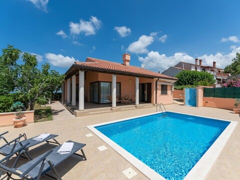 Maison de vacances Villa élégante à Buje avec cuisine extérieure