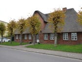 Die Wohnung befindet sich im Erdgeschoss links im Haus