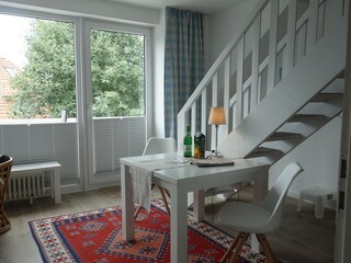 Der Eßplatz mit Blick zum Balkon