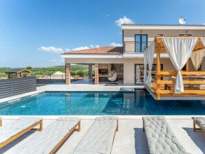Magnificent Villa Oasis with extra large pool - Pakostane - image1
