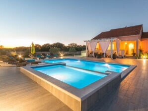 Hermosa villa Maris con piscina