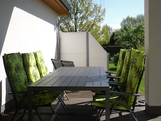 Terrasse mit Gartenmöbeln, Grill und Sonnenschirm