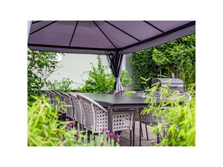 Terrasse mit großem Esstisch