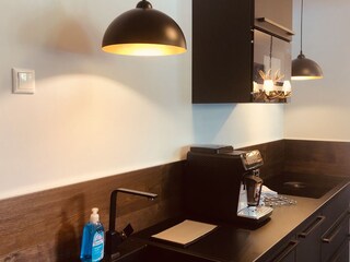 Küchenzeile mit Kaffeeautomat