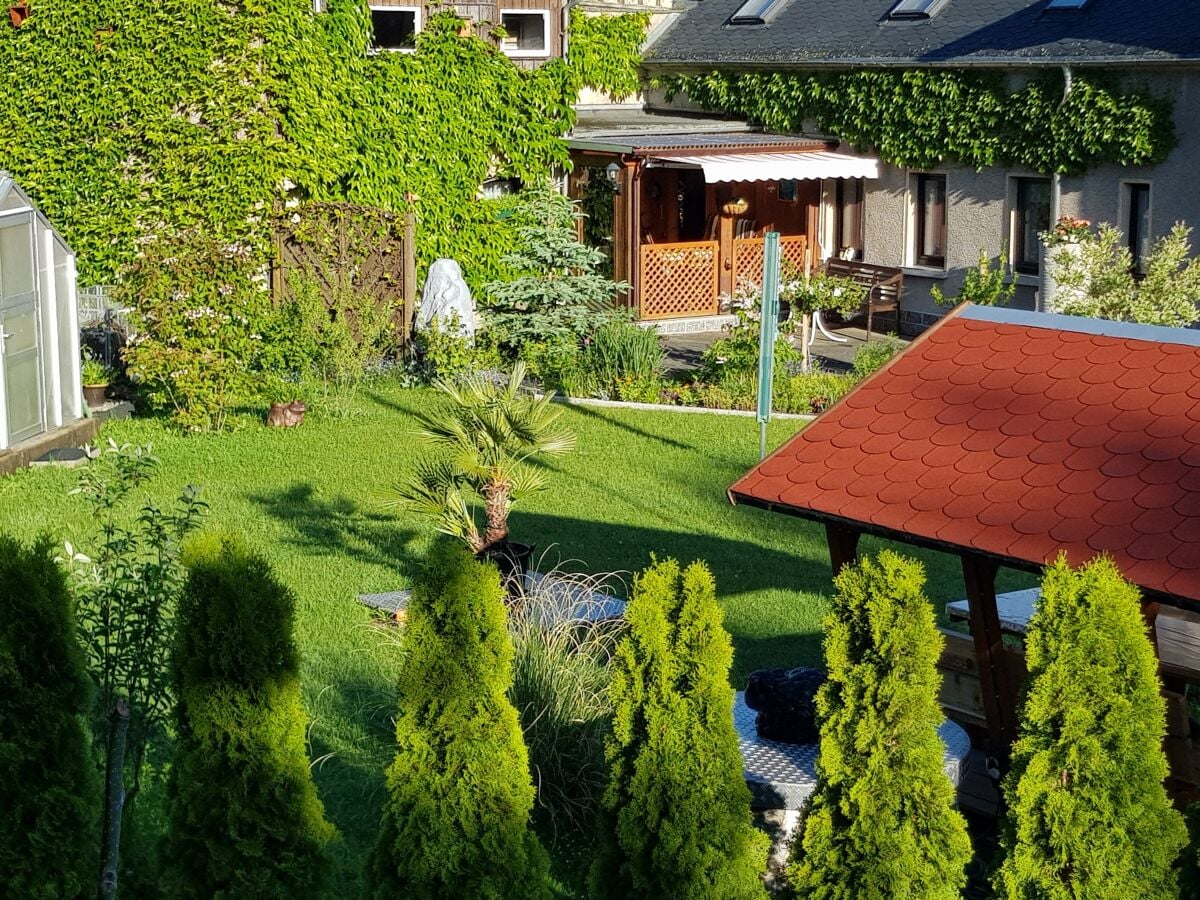 Garten mit Blick auf Ferienwohnung