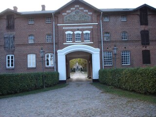 Torhaus eines der vielen Güter in der näheren Umgebung