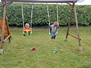 Schaukeln und Rutsche