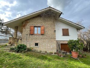 Schönes Ferienhaus mit Swimmingpool in der Region Verdicchio