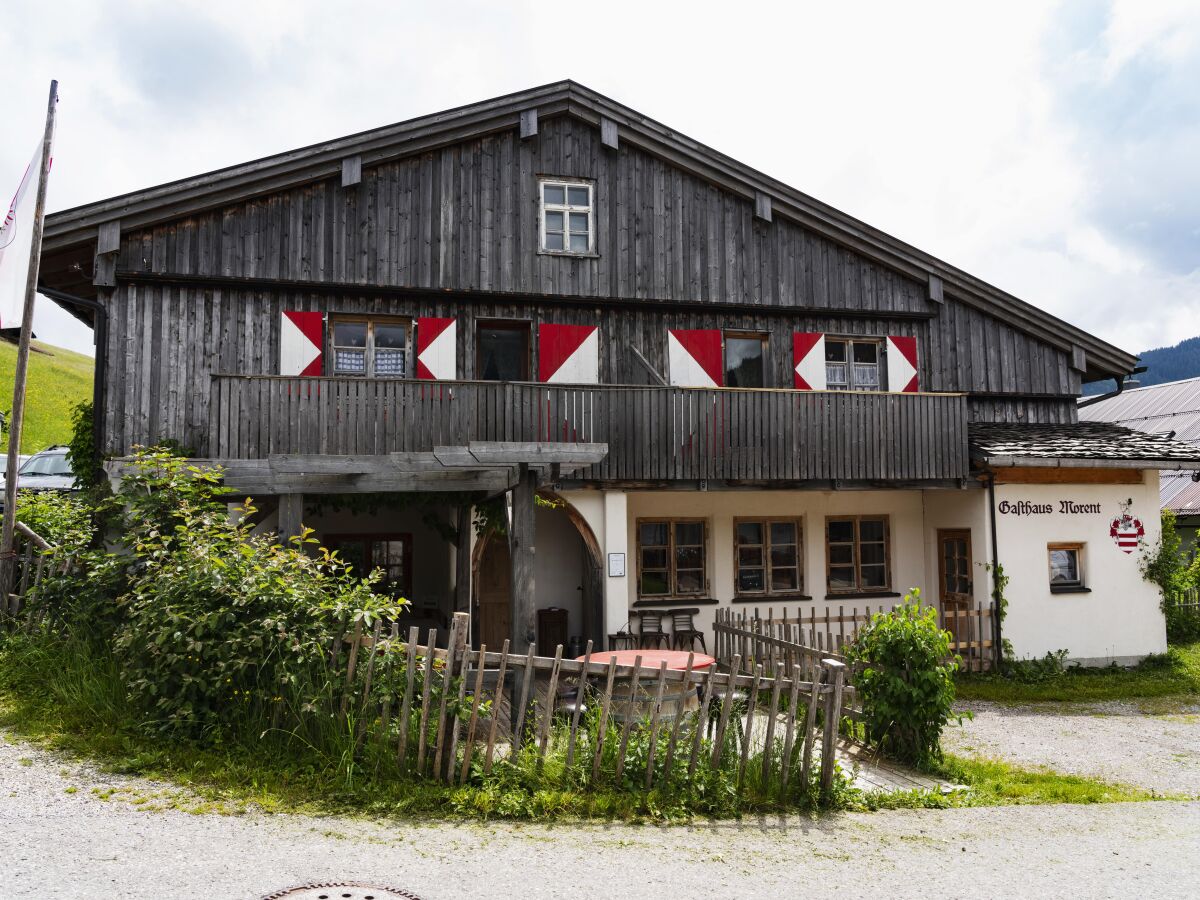 Westseite  mit den 2 Wohnungen mit großem Balkon