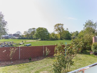 Blick ins Grüne aus dem Wohn und Schlafzimmer