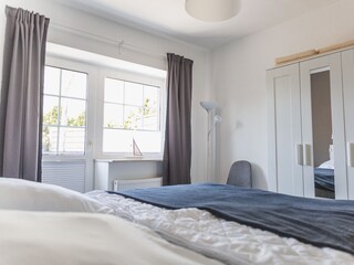 Schlafzimmer mit Zugang zur Terrasse