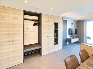 Schrankwand mit Garderobe