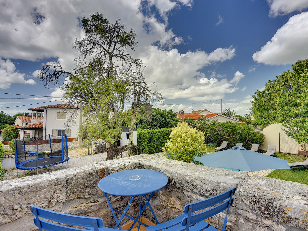 Blick auf den Garten vom Balkon