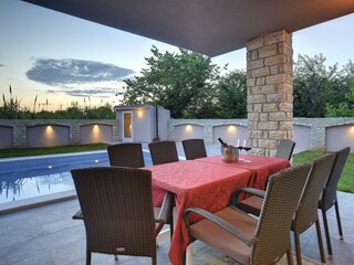 Covered terrace with pool