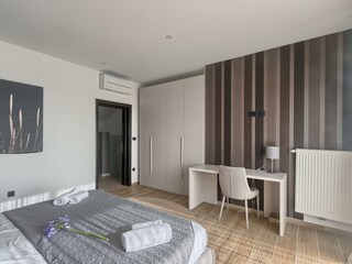 Schlafzimmer mit Doppelbett & Kleiderschrank