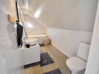 Badezimmer mit WC und Badewanne im Obergeschoss