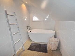 Badezimmer mit WC und Badewanne im Obergeschoss