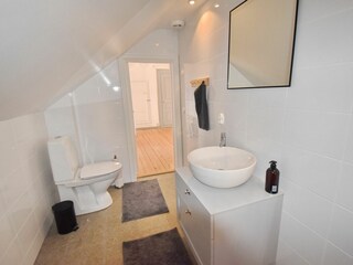 Badezimmer mit WC und Badewanne im Obergeschoss