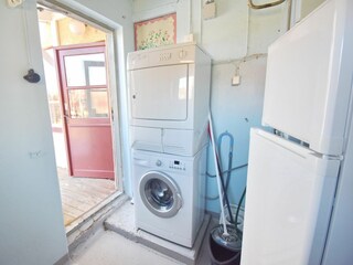 Waschraum mit Waschmaschine und Trockner