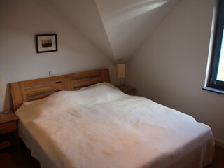 Schlafzimmer mit Doppelbett