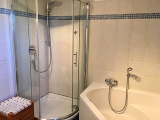 Badezimmer mit Dusche und Wanne