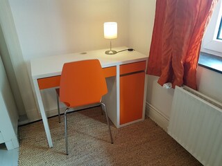 Schreibtisch im Zimmer Orange