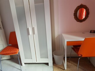 Schrank im Zimmer Orange