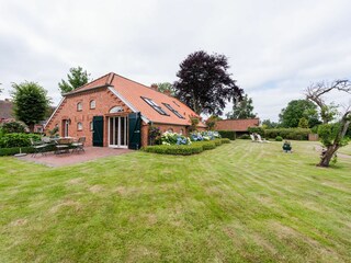 Weitläufiger Garten mit Blick ins Grüne