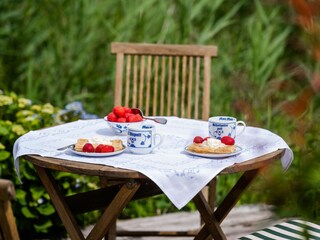 An warmen Tagen lädt der Garten zum Genießen ein