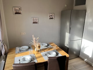 Sitzgruppe in der Küche mit Kühl-/Gefrierkombi