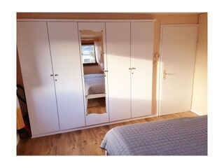 Der Einbaukleiderschrank im Schlafzimmer