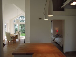 Blick aus der Küche in den Wohnbereich
