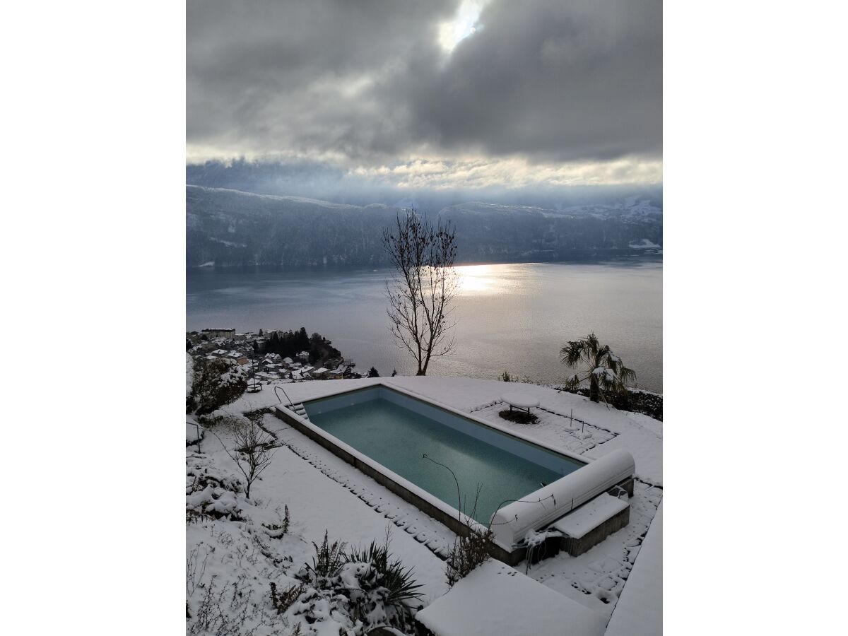 stillgelegter Pool im Winter