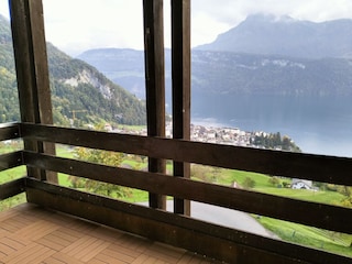 Blick auf das Dorf, Berge und See