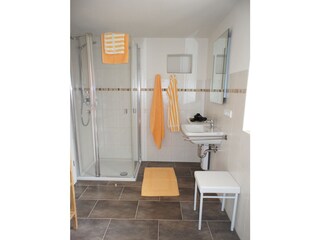Badezimmer mit Dusche, Waschbecken und WC