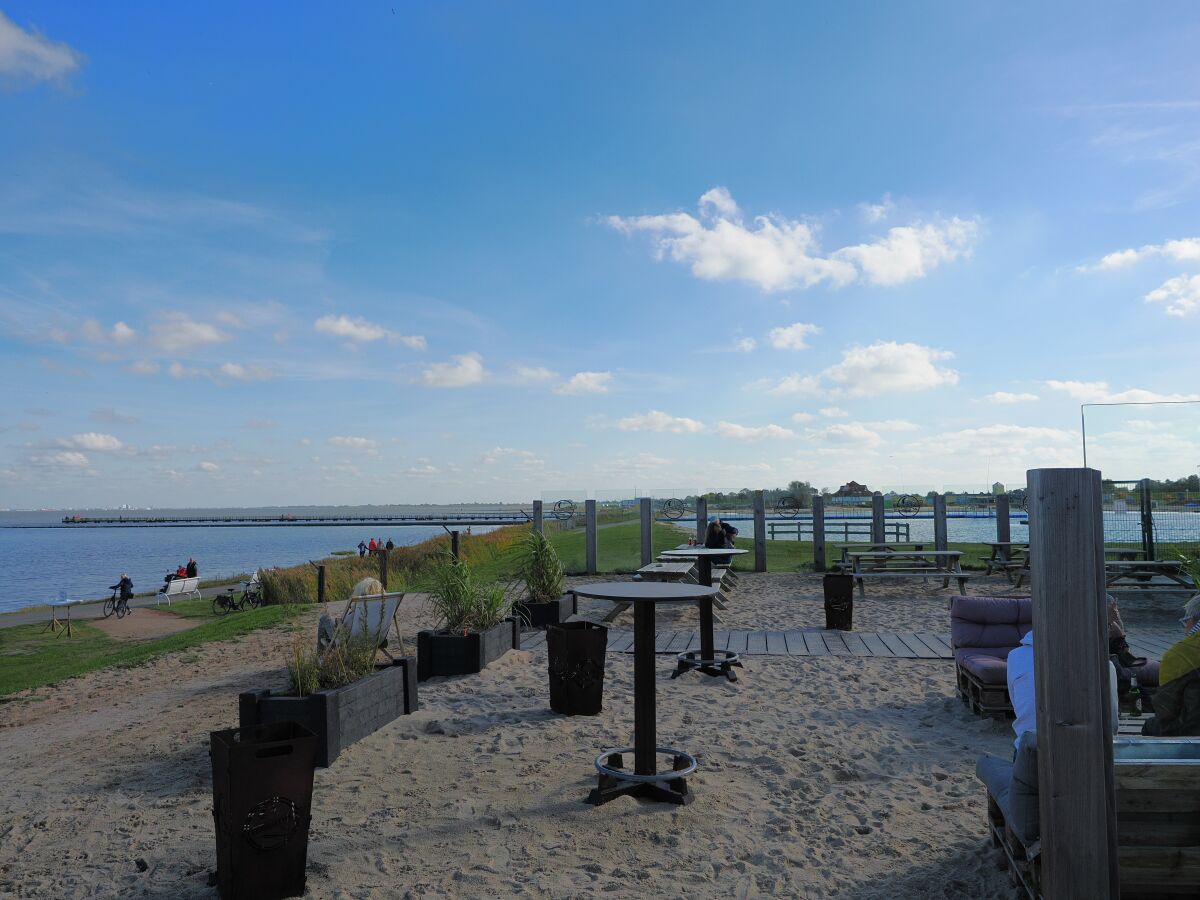 Beachbar mit Blick auf die Nordseelagune rechts