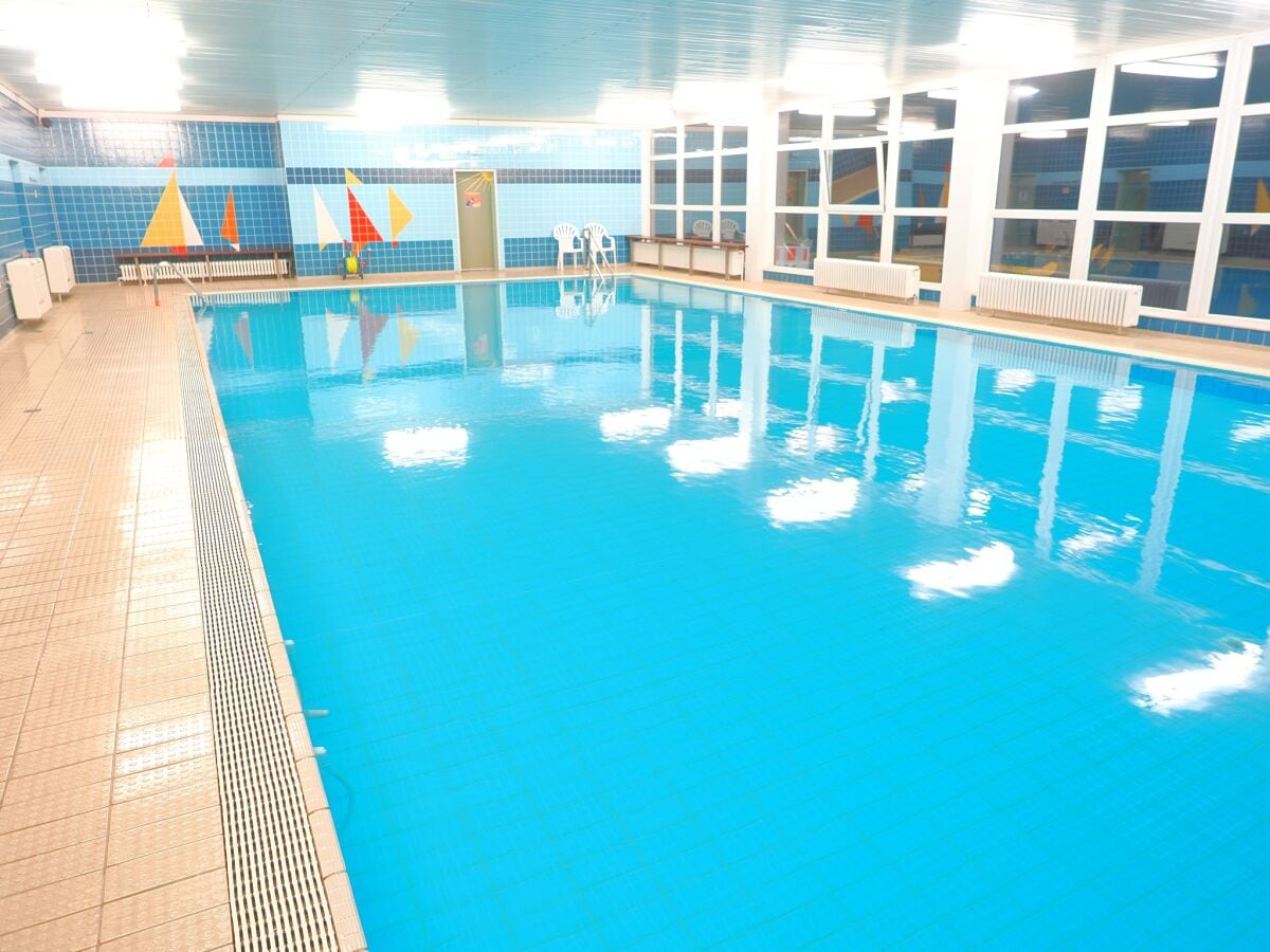 Deichgraf Hallenbad 8m x 16m mit starker Massagedüse