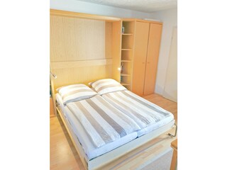 Bequemes, platzsparendes Schrankbett