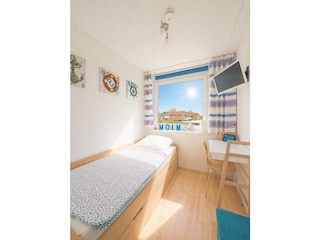 Schlafzimmer mit TV, ALEXA und Schreibtisch